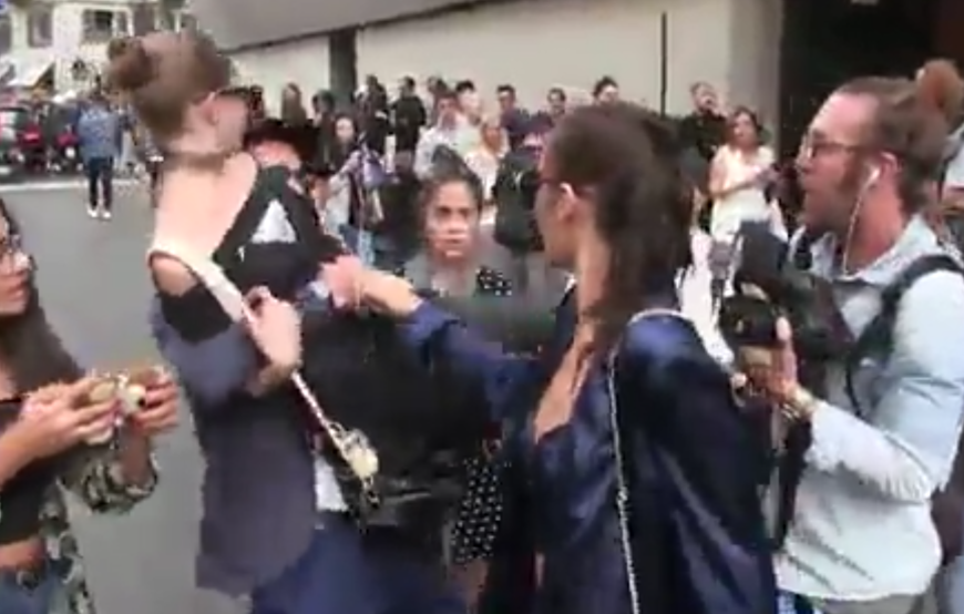 Hadid wehrt sich mit einem Ellenbogenhaken, auch Schwester Bella schreitet ein.