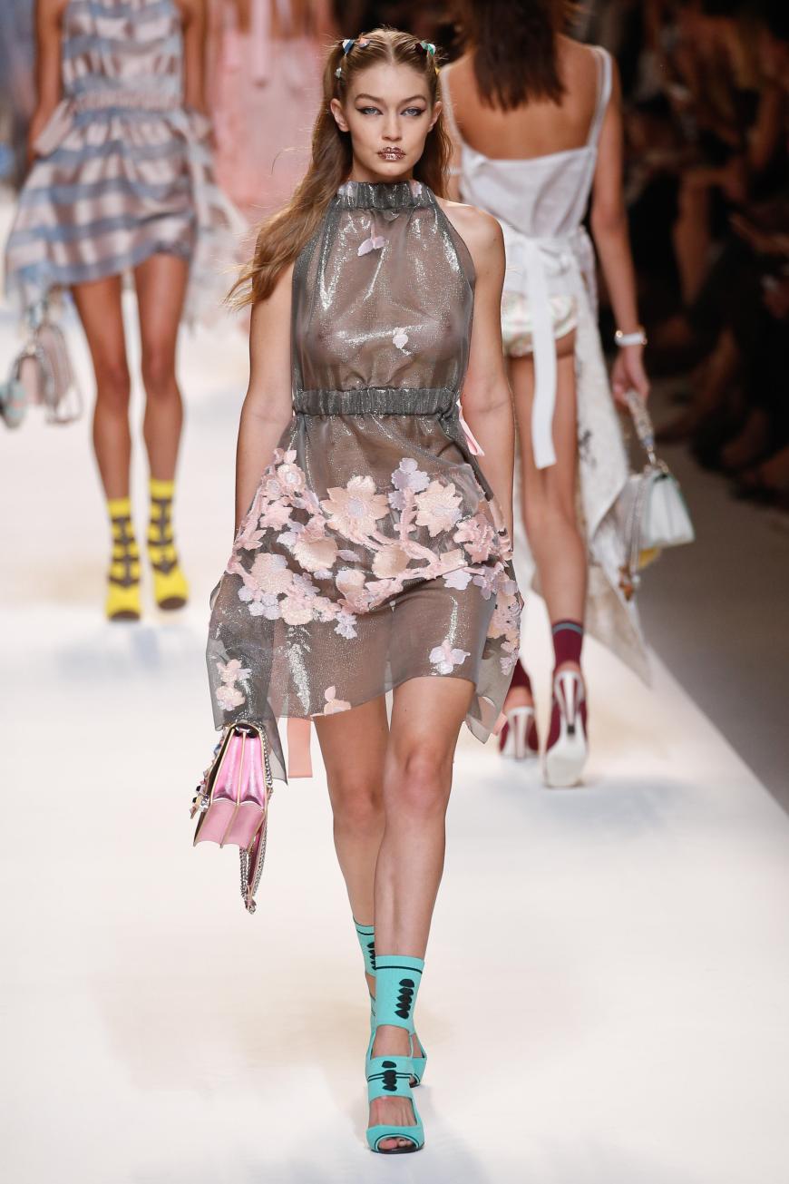 Der Angreifer behauptet, Gigi Hadid sei kein High-Fashion-Model. Das sehen die Designer aber ganz anders ...