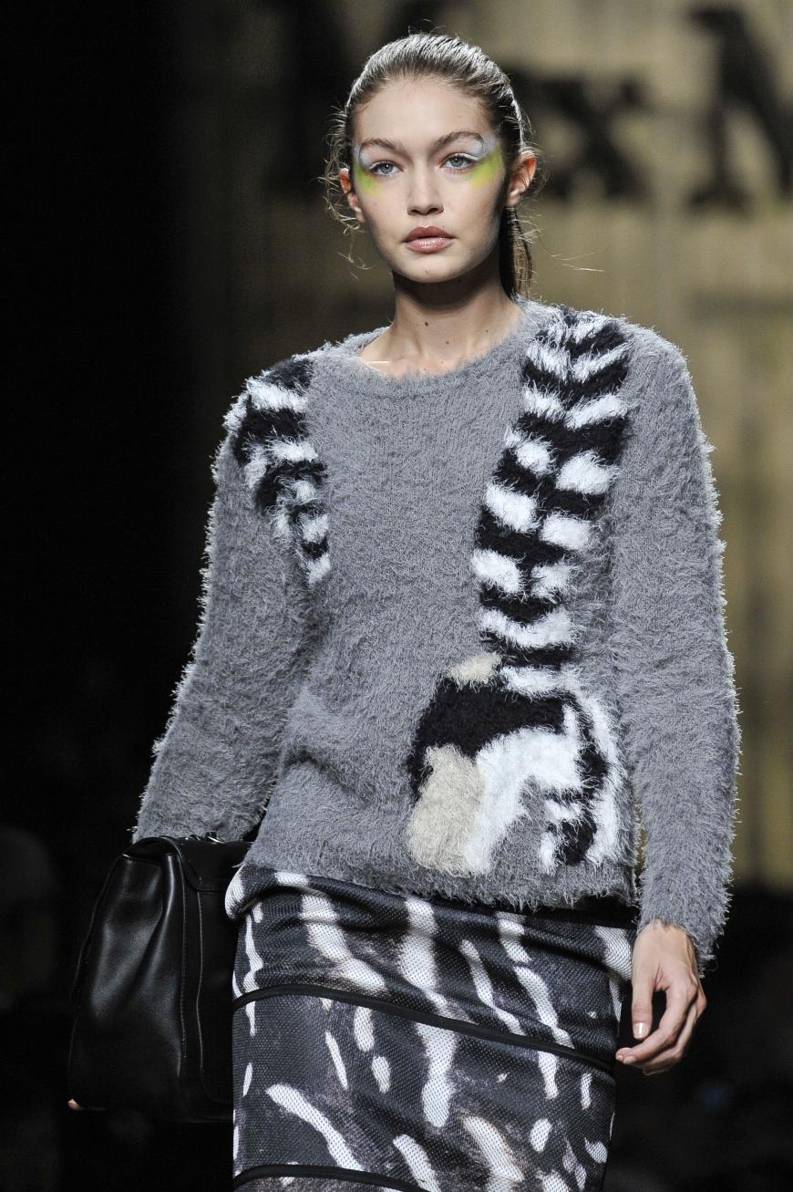 Gigi Hadid auf dem Catwalk von Max Mara.