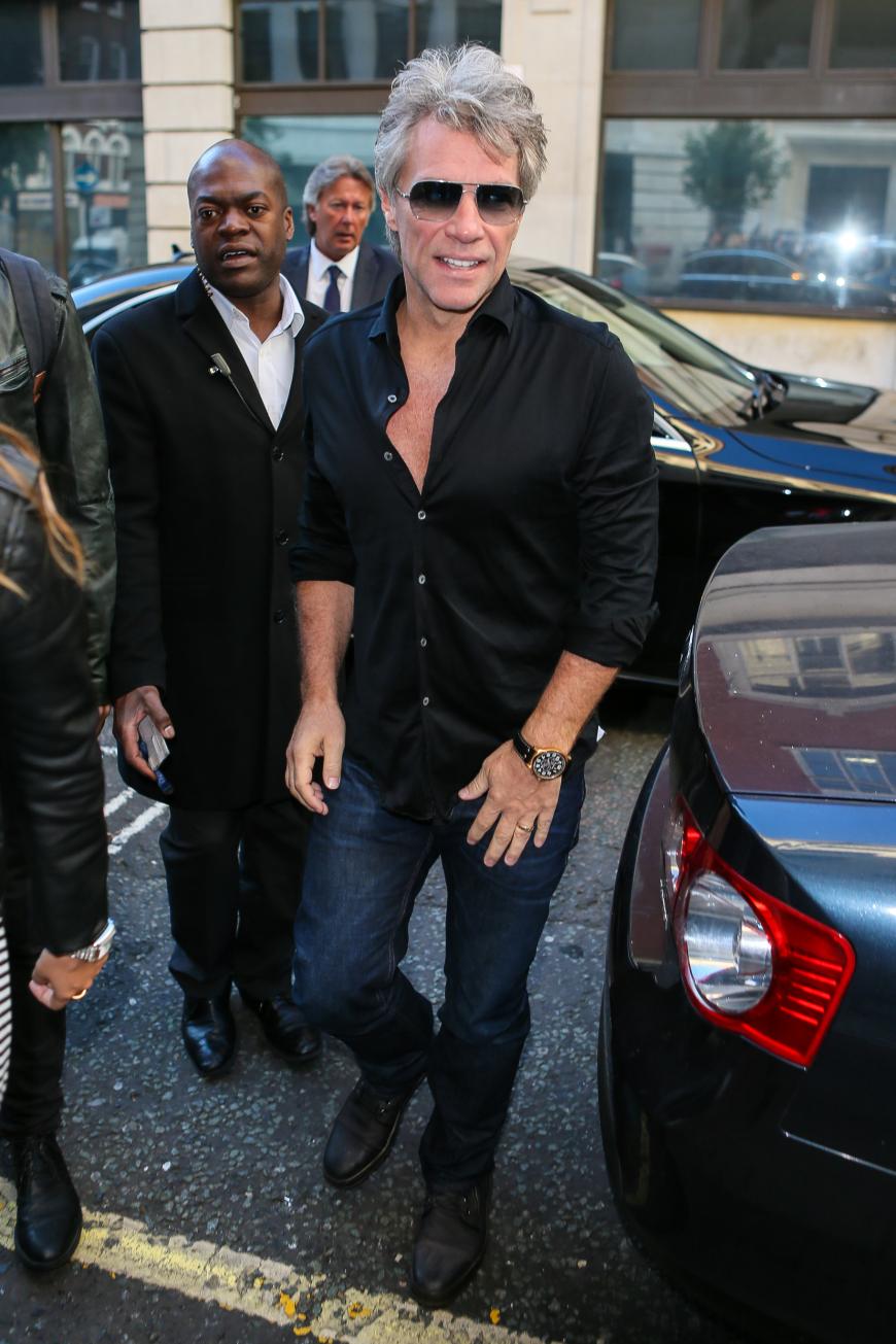 Jon Bon Jovi machte einen Abstecher nach London um sein neues Album zu promoten. Vor der „Chris Evans Breakfast Show“ wurde er von den Fans bereits empfangen und gab fleißig Autogramme.
