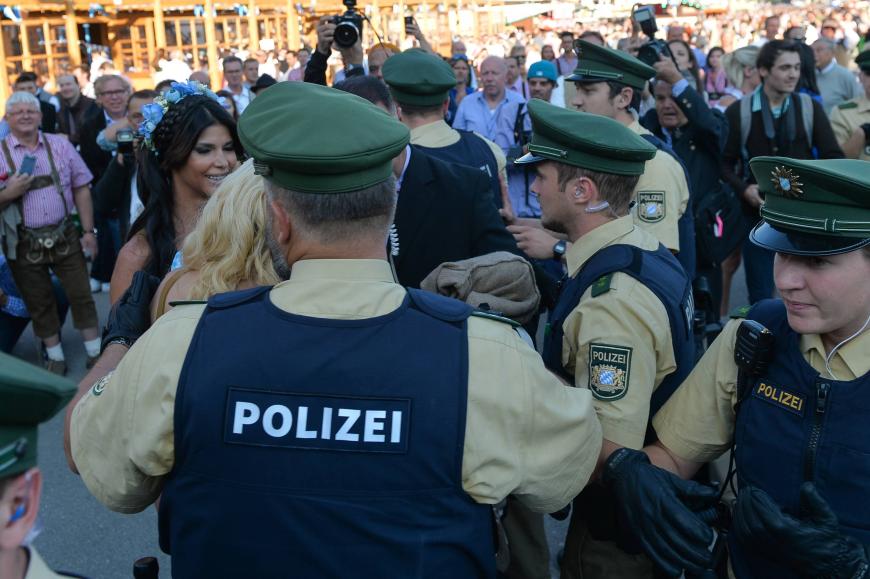 ... und bilden einen Kreis um die passionierte Nackt-DJane.