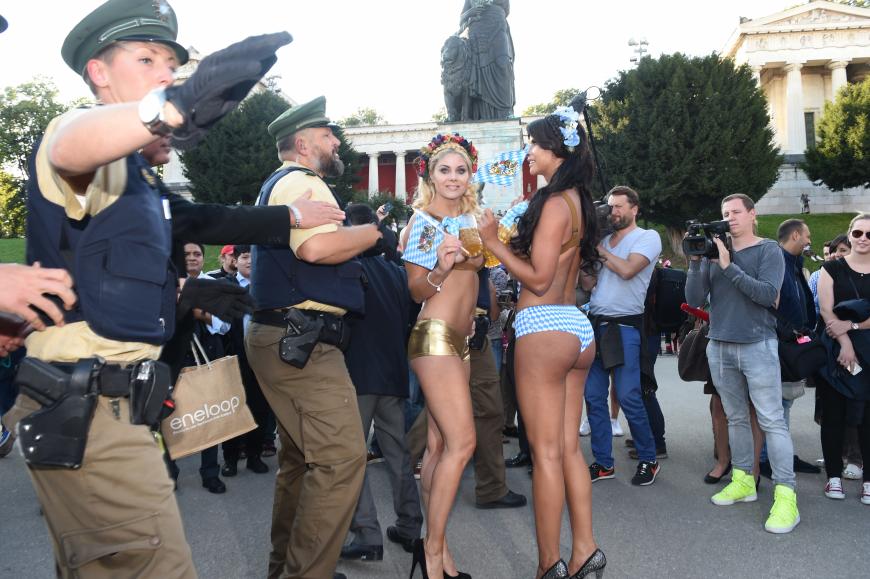 Doch die Nackt-Show der beiden bleibt nicht lange unbemerkt - ein paar Polizisten werden aufmerksam ...
