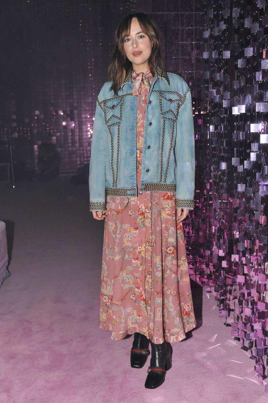 Den Look von Gucci muss man mögen. Dakota Johnson tut es offenbar - und wir auch!
