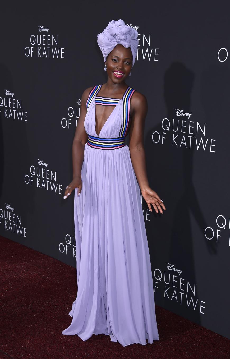 Schwierig der Look von Lupita Nyong'o. Die Farbe, der Schnitt und die Kopfbedeckung wollen uns nicht so recht gefallen.