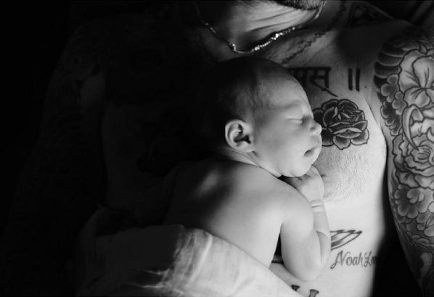 Endlich ist sie da: Adam Levine und Behati Prinsloo posteten nun das erste zuckersüße Foto von Baby Dusty Rose.