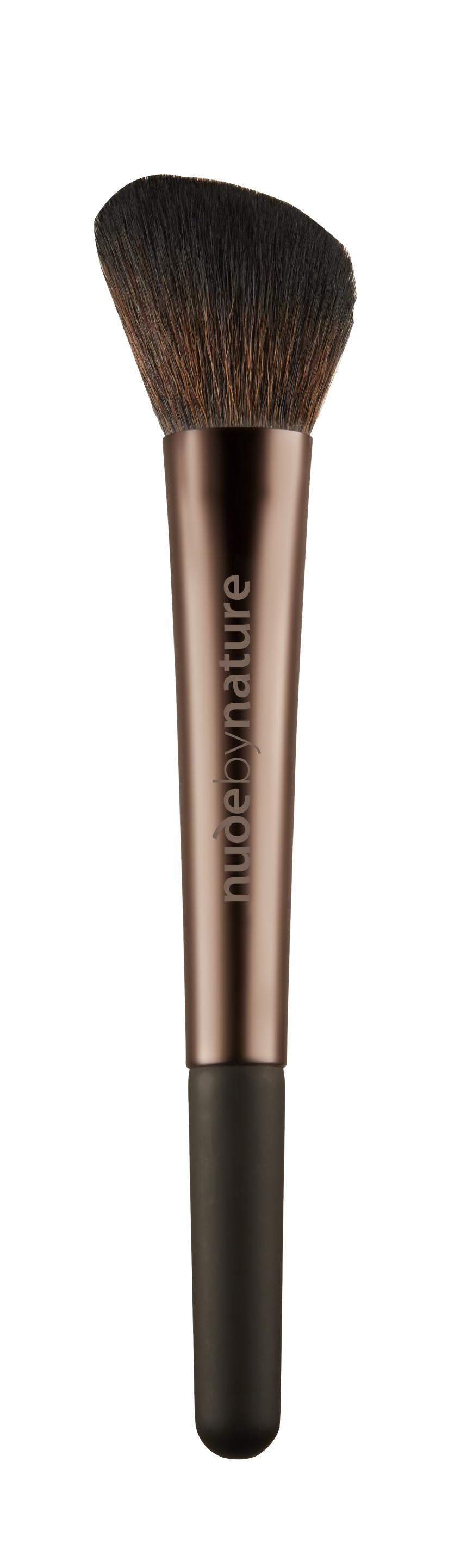 ROUGE-PINSEL „Angled Blush Brush“ von Nude by Nature für perfekt betonte Wangenknochen dank angewinkelter Borsten, ca. 26 Euro, bei Douglas