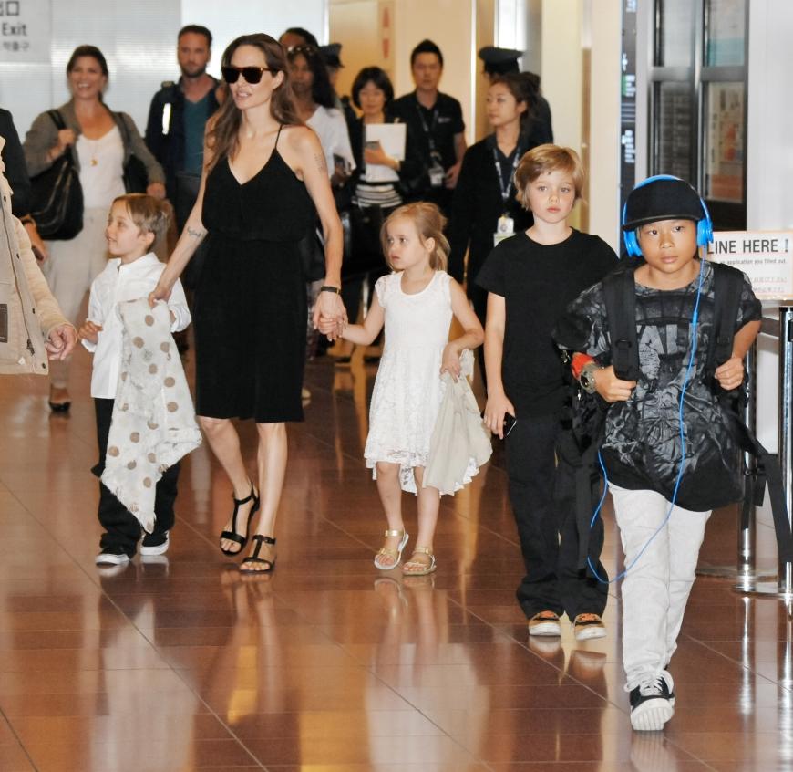 Angelina Jolie will das alleinige Sorgerecht für die sechs Kinder.