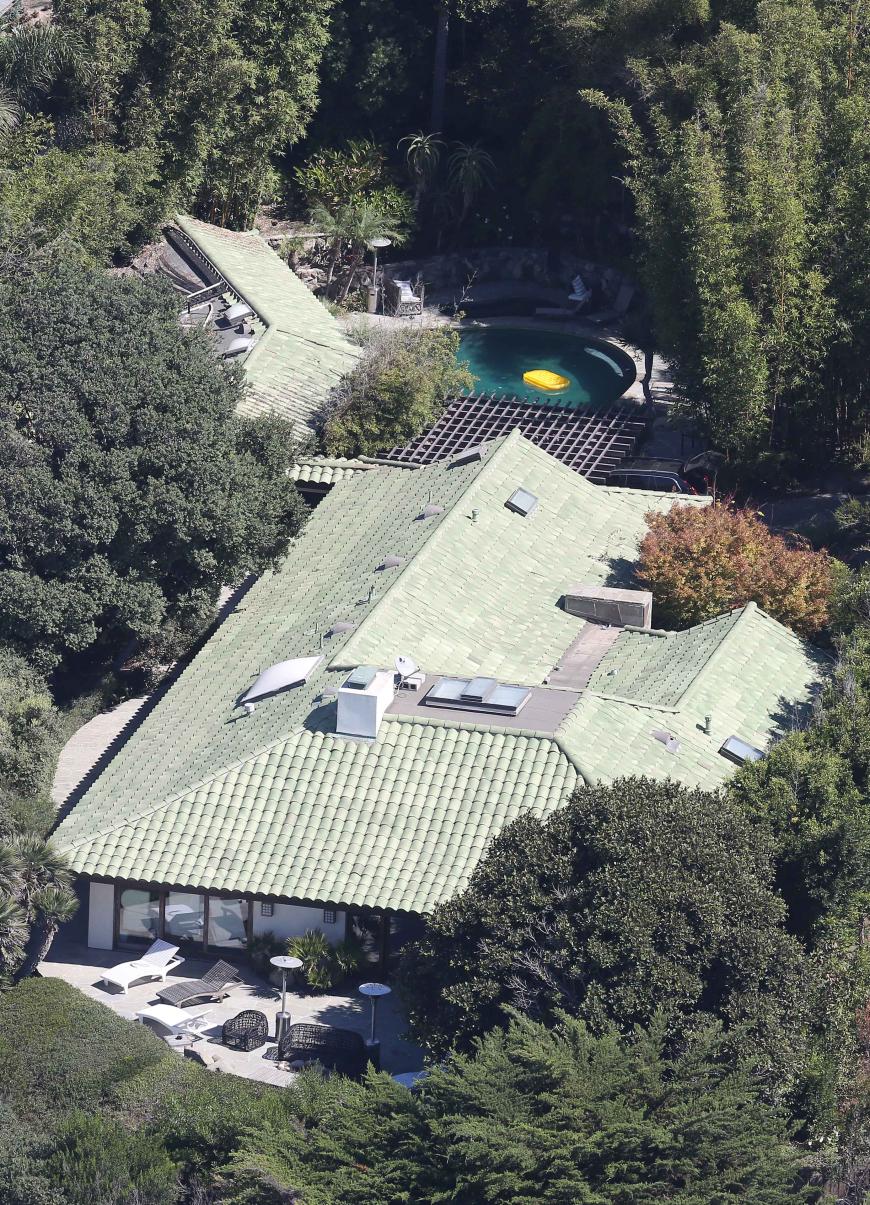 85.000 Dollar Miete: In dieser Villa mit Pool direkt am Strand von Malibu wird Angelina Jolie mit den sechs Kids während des Scheidungsprozesses wohnen.