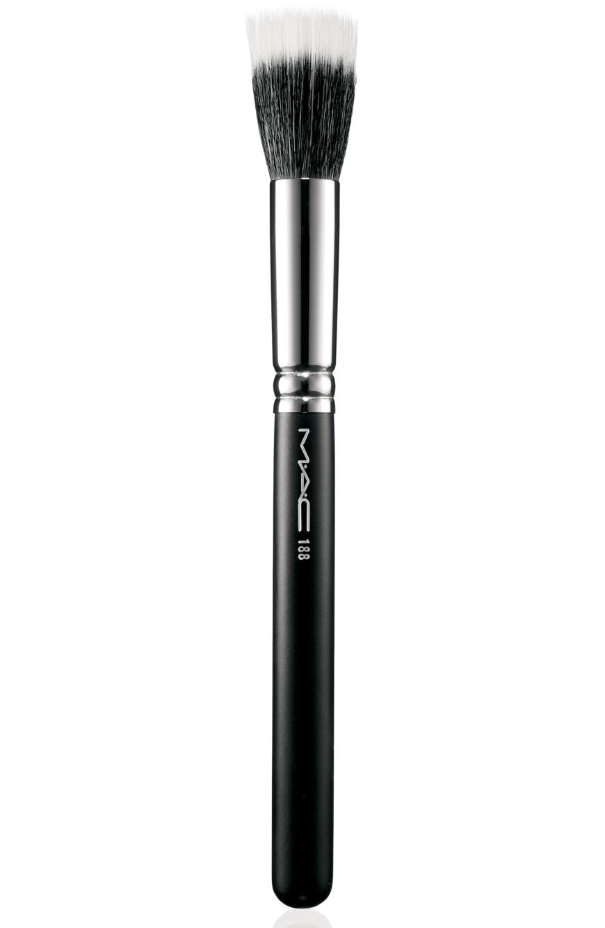 FOUNDATION-PINSEL „Small Duo Fibre Face Brush 188“ von Mac, super zum Verblenden von flüssigen Konsistenzen, ca. 46 Euro