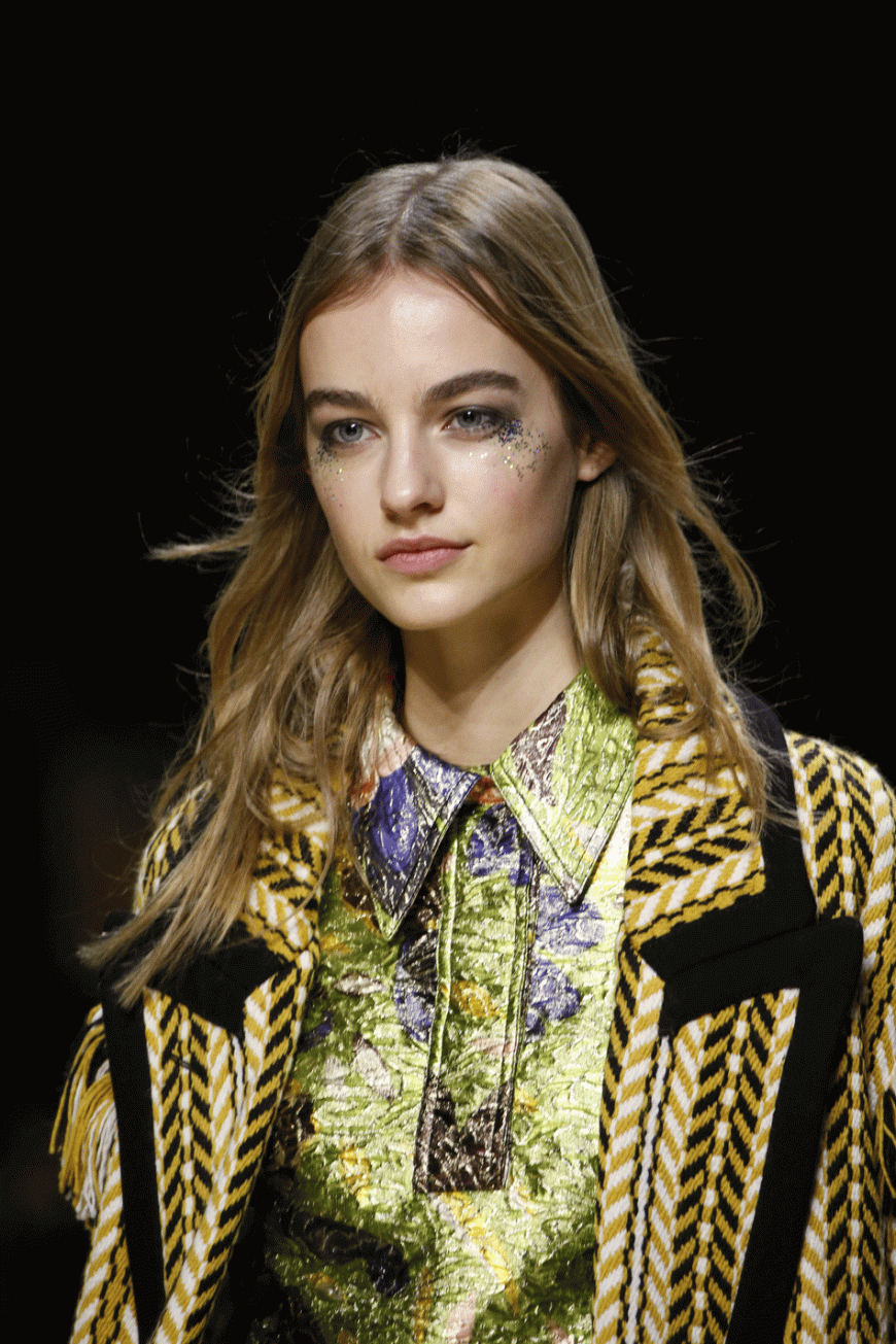 Burberry hingegen setzt Glitzer-Highlights unter den Augen und auf den Wangen.
