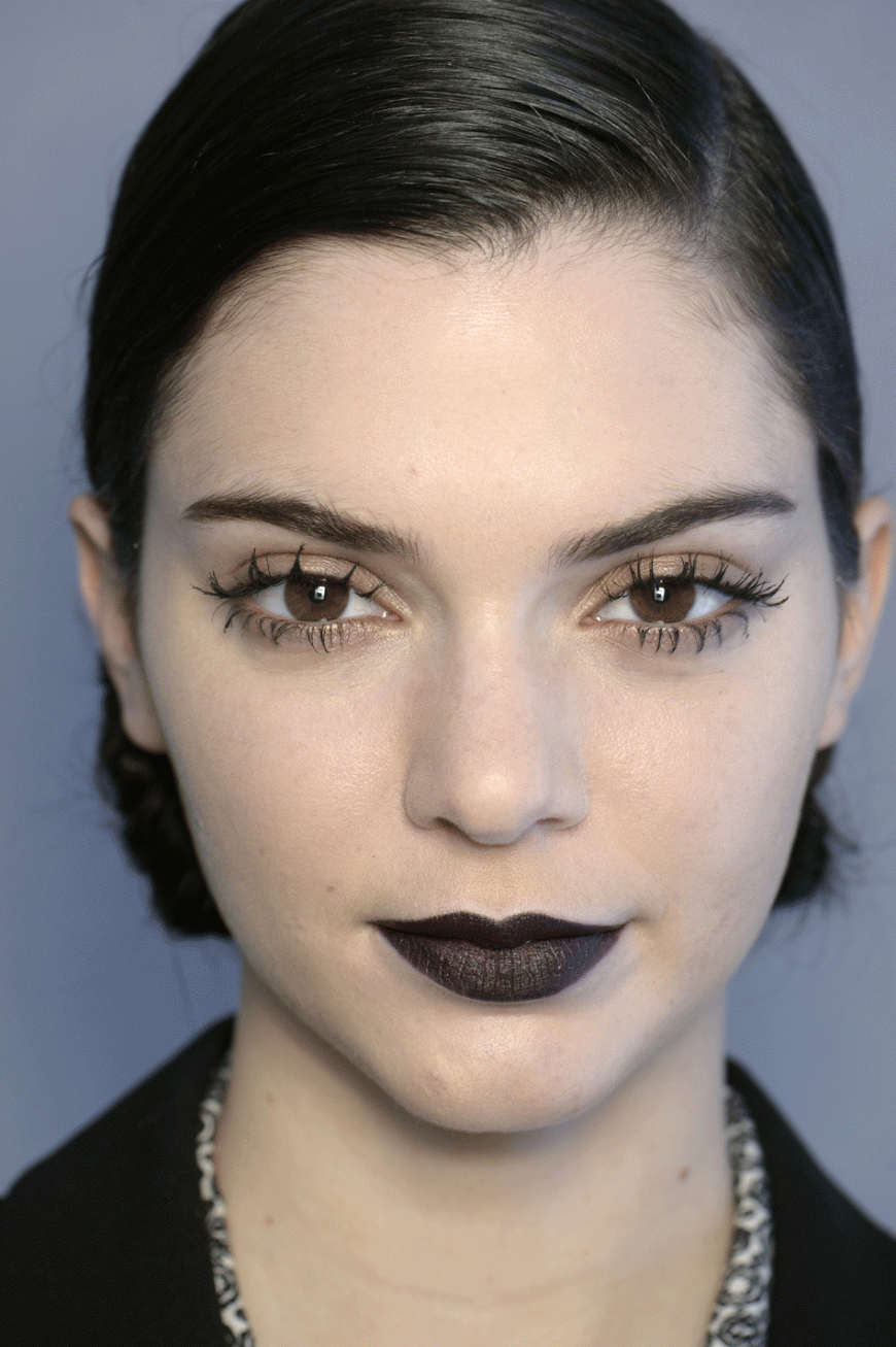 Kendall Jenner trägt schwarze Lippen bei Christian Dior.