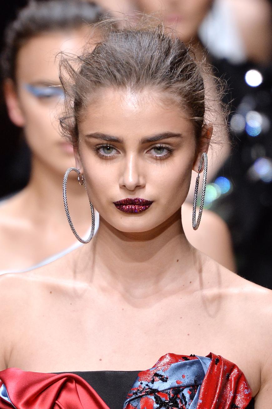 Ein bisschen Glitzer, Glitzer: Bei der Versace-Show sind die Red-Glitter-Lips der absolute Eyecatcher.
