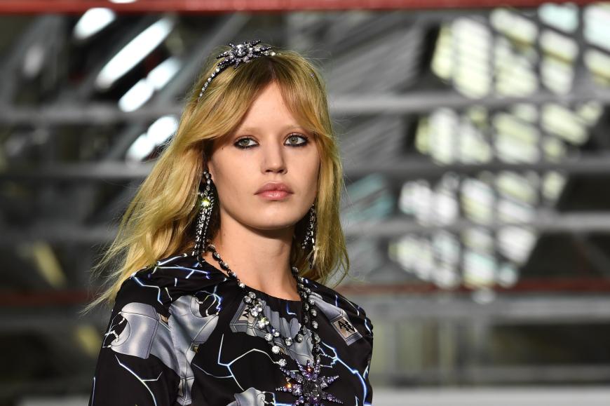 Model Georgia May Jagger läuft in London für Ashley Williams mit dunklem Lidstrich unter dem Auge über den Runway.