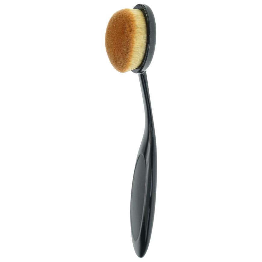 BLENDER-PINSEL „Make-up Pinsel 04“ von Fantasia, der kleine Helfer für ein Contouring à la Kardashian, ca. 12 Euro, douglas.de