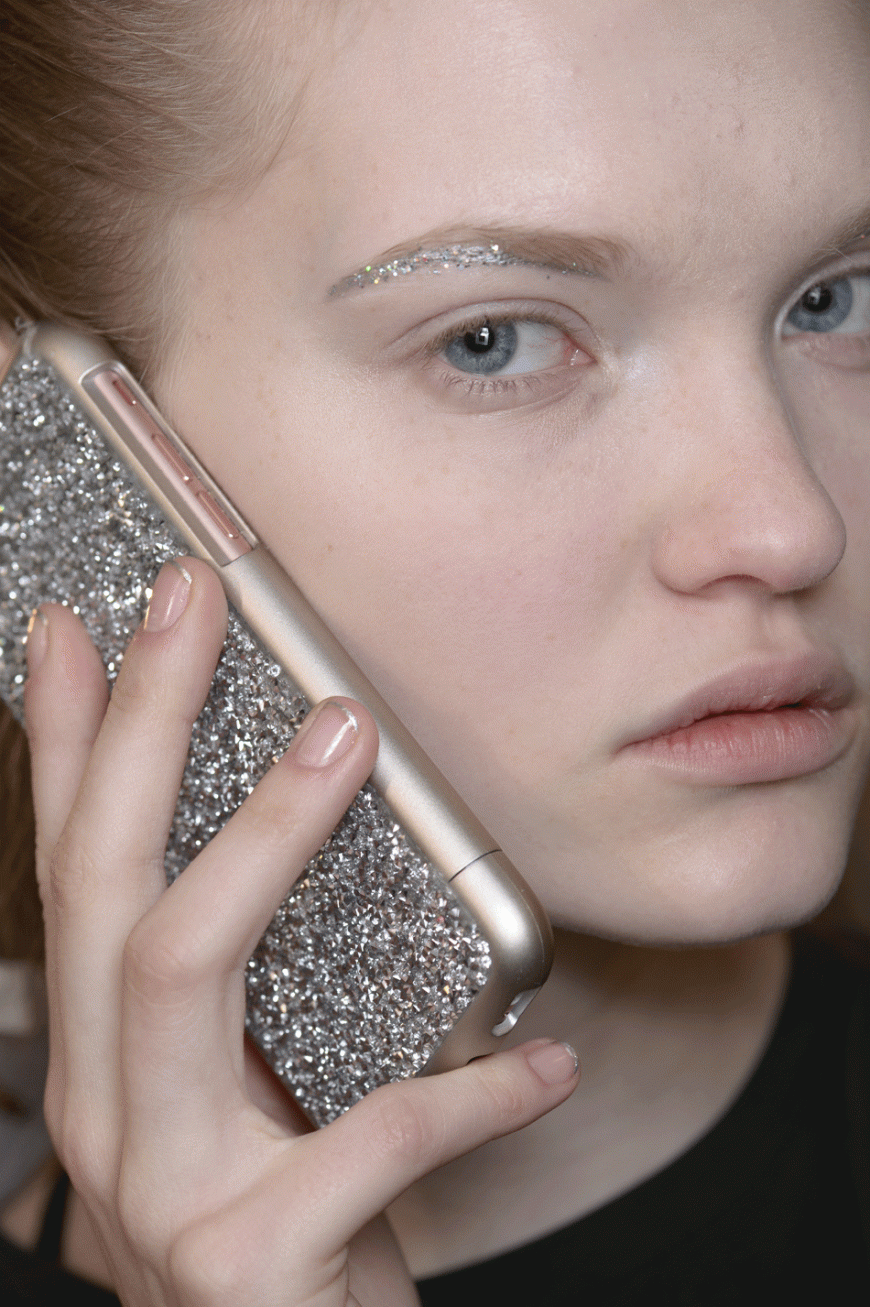 Glitter Eyebrows bei der Giambattista Valli Show