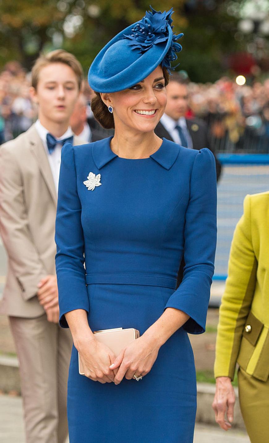 Zum blauen Kleid von Jenny Peckham kombiniert die Stilikone einen gleichfarbigen Hut und nudefarbene Pumps.