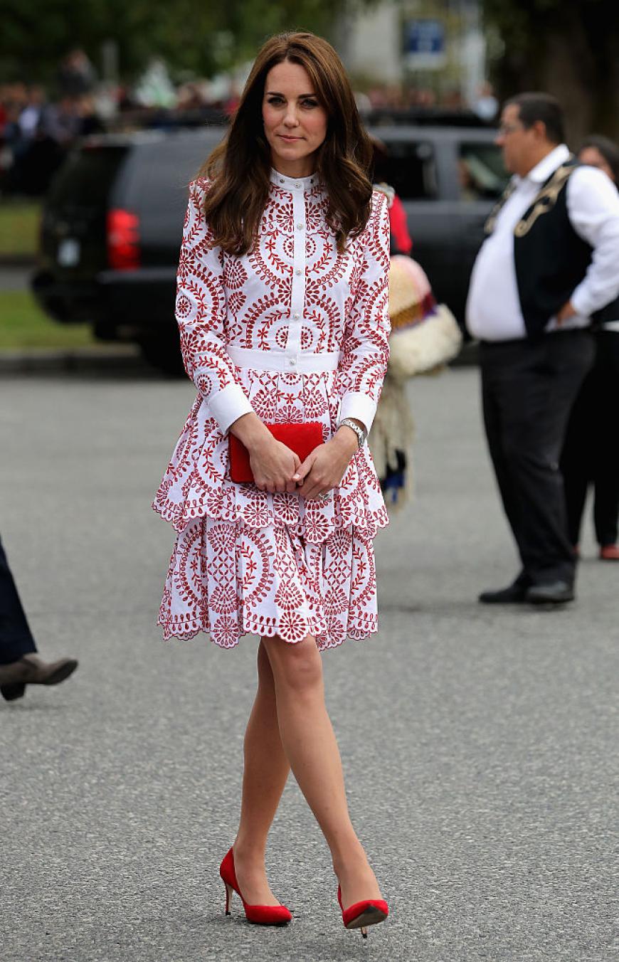 Zu dem süßen Kleid kombiniert die Frau von Prinz William rote Accessoires.