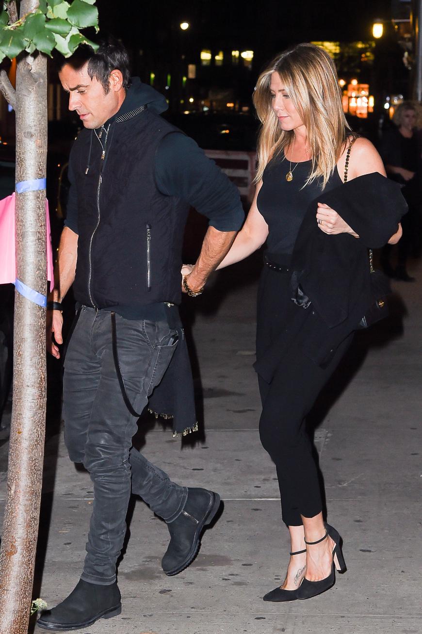 Hand in Hand verlassen Jennifer Aniston und Justin Theroux ein Restaurant in New York.