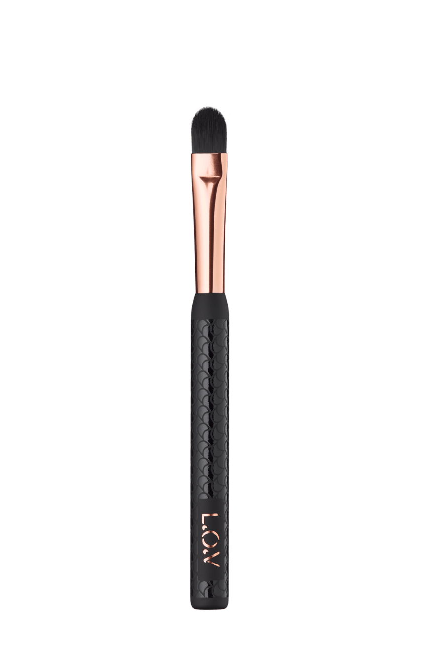 CONCEALER-PINSEL „Highly Confidential“ von L.O.V, für ein gleichmäßiges Ergebnis Textur mit dem Pinsel applizieren und anschließend mit dem Finger verblenden, ca. 7 Euro