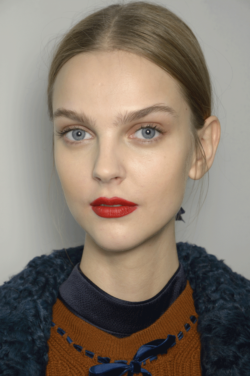 Designerin Roksanda lässt alle Models mit sinnlich-roten Lippen über den Laufsteg schreiten.