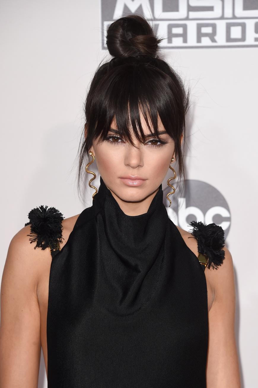 Die Ponysträhnen dürfen Kendall Jenner ins Gesicht fallen.