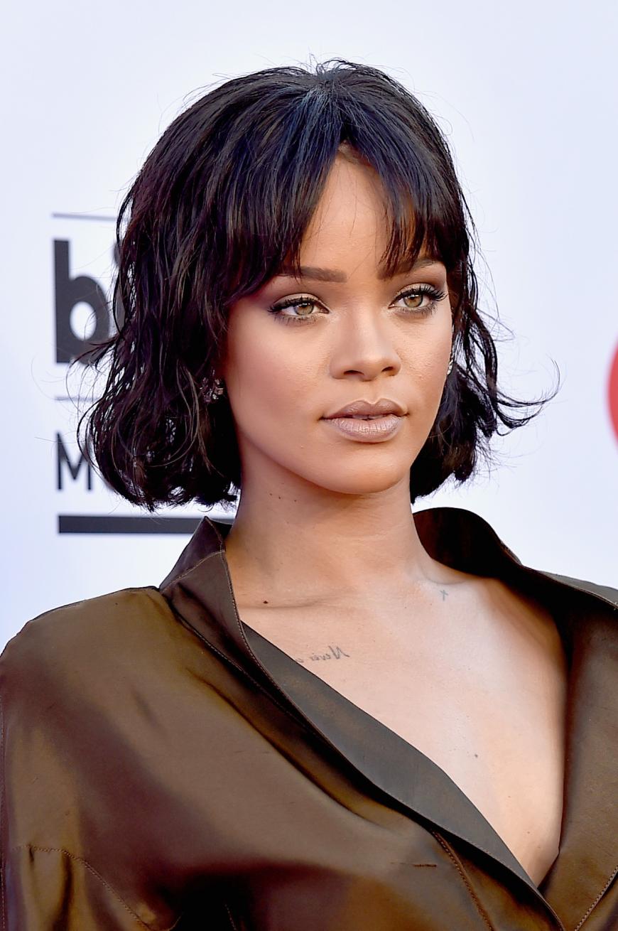 In zwei Partien geteilt: So sieht der Pony mit Bob bei Sängerin Rihanna sehr charmant aus.