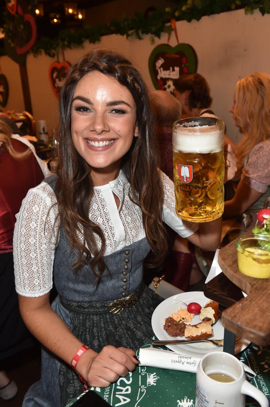 Selbst das Berliner Kindl Janina Uhse scheint es ziemlich gut zu gefallen. Prost!