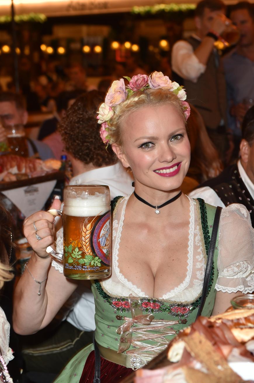 Prost! Franziska Knuppe stößt mit einer Maß und ordentlich