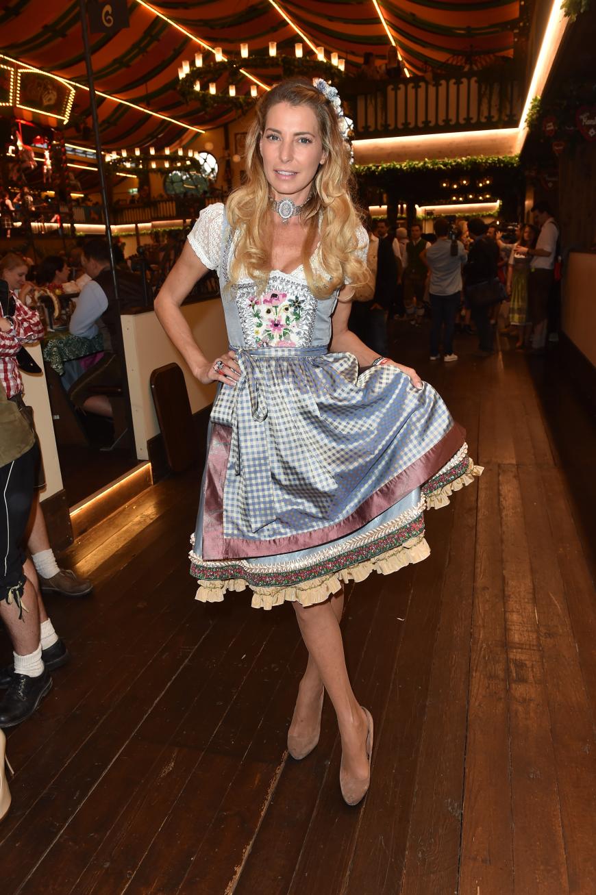 Giulia Siegel strahlte im babyblauen Dirndl.