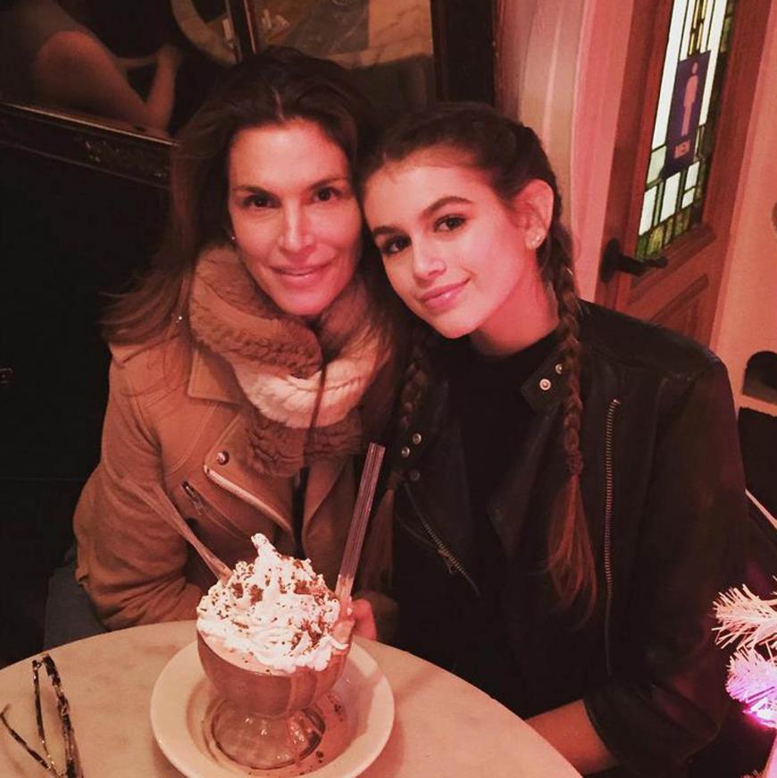 Auch Cindy Crawford und Tochter Kaia sehen sich unglaublich ähnlich.