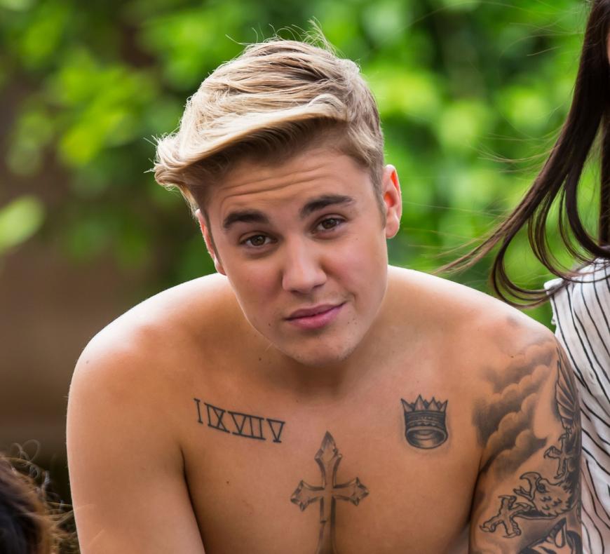 Platz 1: Justin Bieber
Der einzige Mann in der Top 10 belegt gleich das Siegertreppchen. Justin Bieber bewegt die deutschen User. Der Ex-Teenie-Schwarm mit dem abwechslungsreichen Liebesleben interessiert die Nutzer vor allem in Sachen Style: So fragen viele nach einem Haarschnitt wie Biebs, andere wollen wissen:
