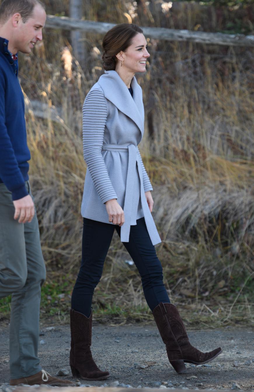 Beim Besuch des Dörfchen Carcross Yukon zollte Herzogin Catherine Kanada Respekt. Kate trug nämlich einen hellgrauen Wollcardigan des kanadischen Designers Sentaler.