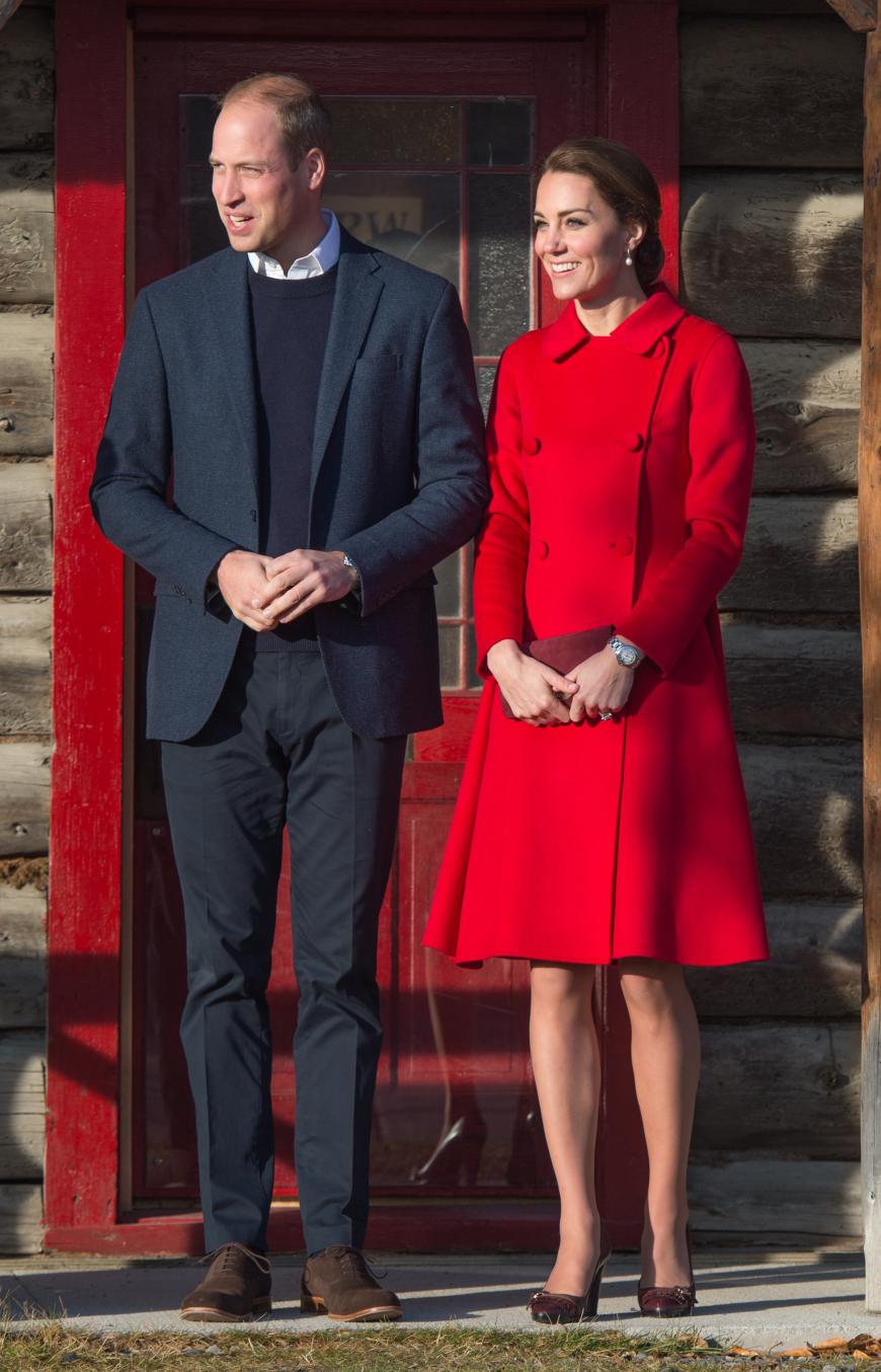 Am fünften Tag ihrer Kanada-Tour machte Kate in einem signalroten Mantel von Carolina Herrera an der Seite ihres Mannes in Whitehorse eine perfekte Form! Klassisch und elegant — die Herzogin hat ihren Stil definitiv gefunden.
