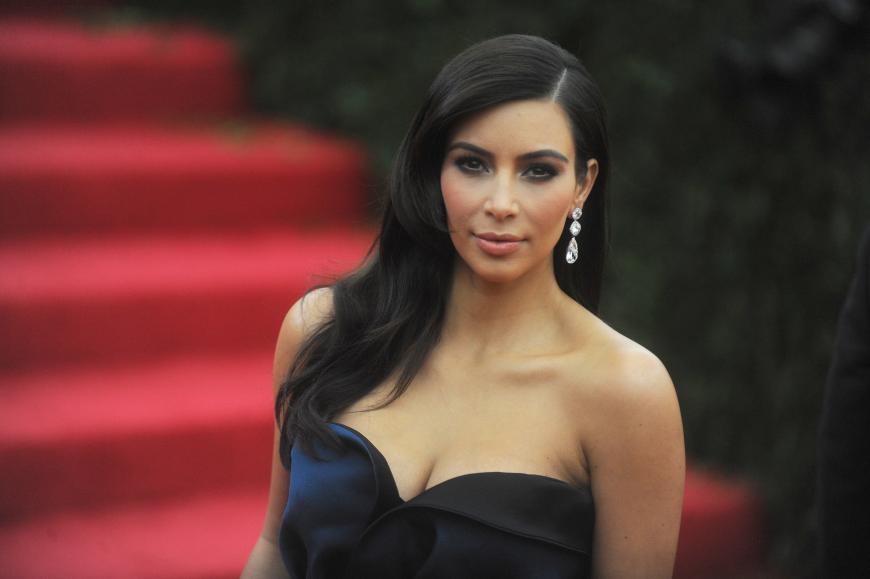 Platz 4: Kim Kardashian
Nicht nur in den USA ist Kim Kardashian Trend-Thema. Die dralle Reality-Beauty weiß mit krassen Outfits und einem XXL-Hintern zu polarisieren. Nicht minder spannend: das Verhältnis zu ihren ebenfalls angesagten Geschwistern und Halb-Geschwistern sowie zu ihrem Gatten Kanye West.