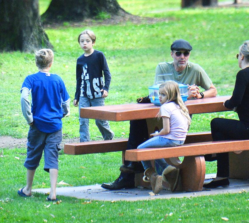 Die Brangelina-Kids nur Stunden vor der alles verändernden Trennungsnachricht mit ihrem Onkel James im Park
