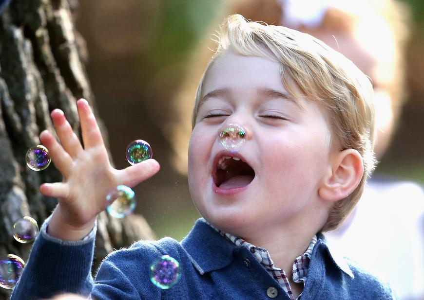 Cuteness Overload: Prinz George spielt mit Seifenblasen.