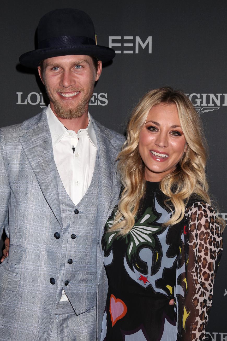 Kaley Cuoco und Karl Cook strahlen auf dem roten Teppich.