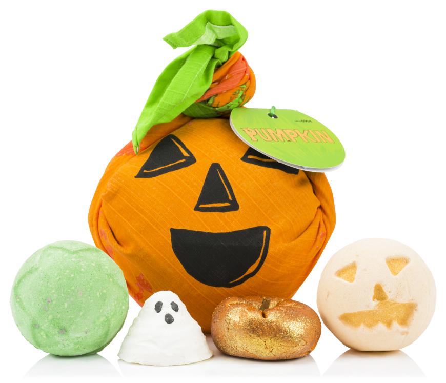 Das Pumpkin Geschenk von Lush ist voll süßer und würziger Leckereien - perfekt für kalte Winterabende. Enthält: Lord of Misrule Badebombe, Boo Ölbad, Pumpkin Badebome und Sparkly Pumpkin Schaumbad. Rund 28 Euro, HIER shoppen.