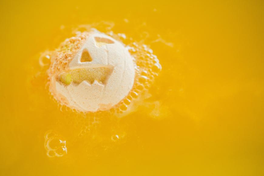 Die Pumpkin Badebombe von Lush ist auch einzeln erhältlich. Das Vorbild dazu ist der Pumpkin Pie, die traditionelle Nachspeise zu Halloween. Die Badebombe sorgt für Halloween-Feeling in der Badewanne. Knapp 5 Euro, HIER shoppen.