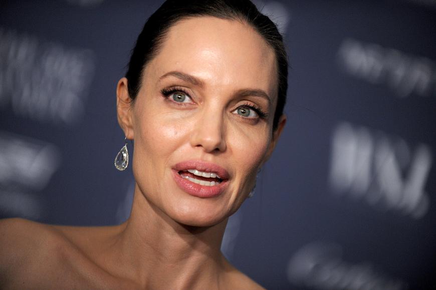 Angelina Jolie steht hinter dem Vater ihrer Kinder.
