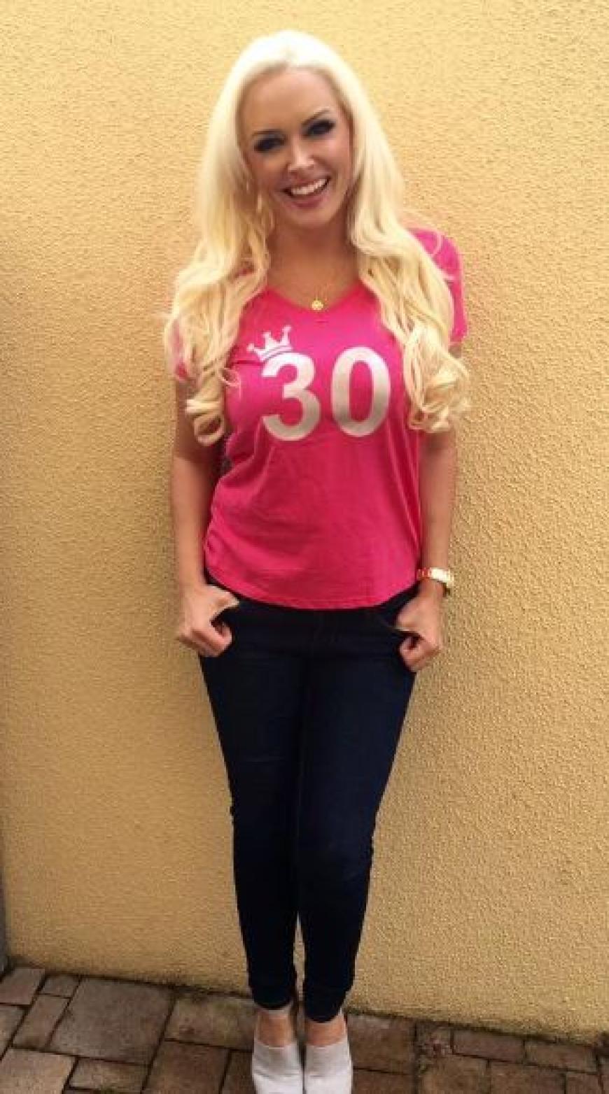 Die sympathische Kult-Blondine feiert heute, 1. Oktober, ihren 30. Geburtstag. Das passende Geburtstags-Outfit ist offensichtlich schon gefunden - natürlich in pink!