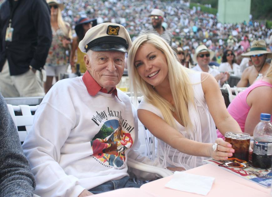 Hugh Hefner und seine Frau Crystal an seinem 90. Geburtstag.