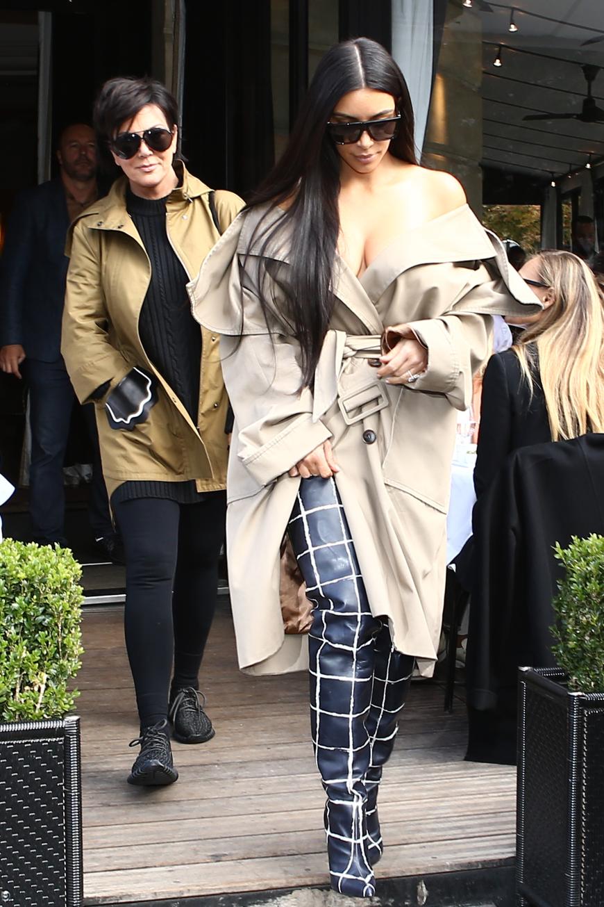 Kim Kardashian und ihre Mutter Kris Jenner besuchen derzeit Events der Paris Fashion Week.