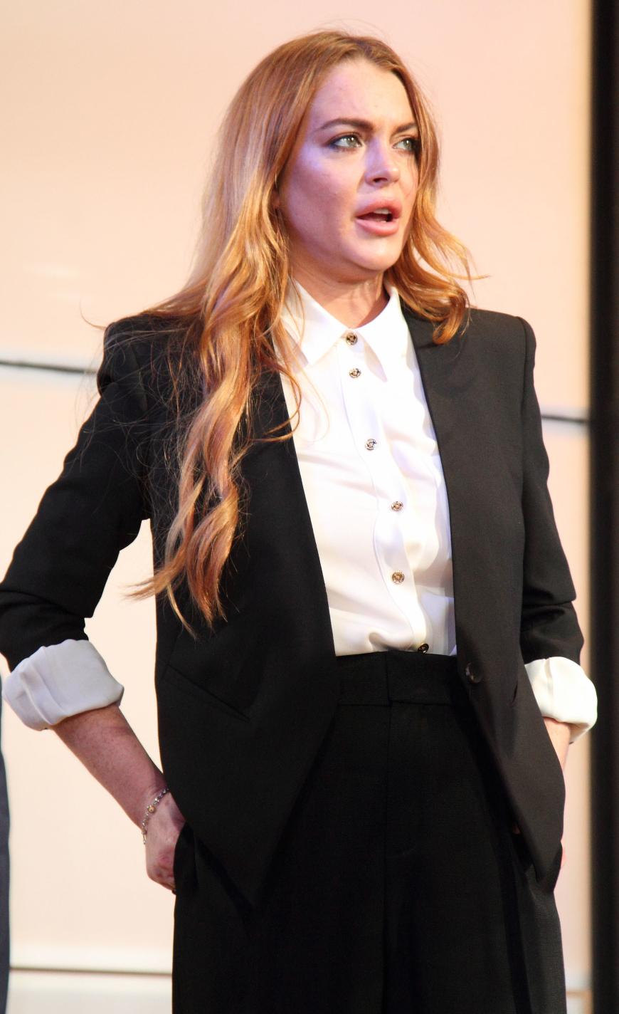 Der absolute Albtraum! Lindsay Lohan hat sich bei einem Boots-Unfall selbst ihren halben Finger abgetrennt.