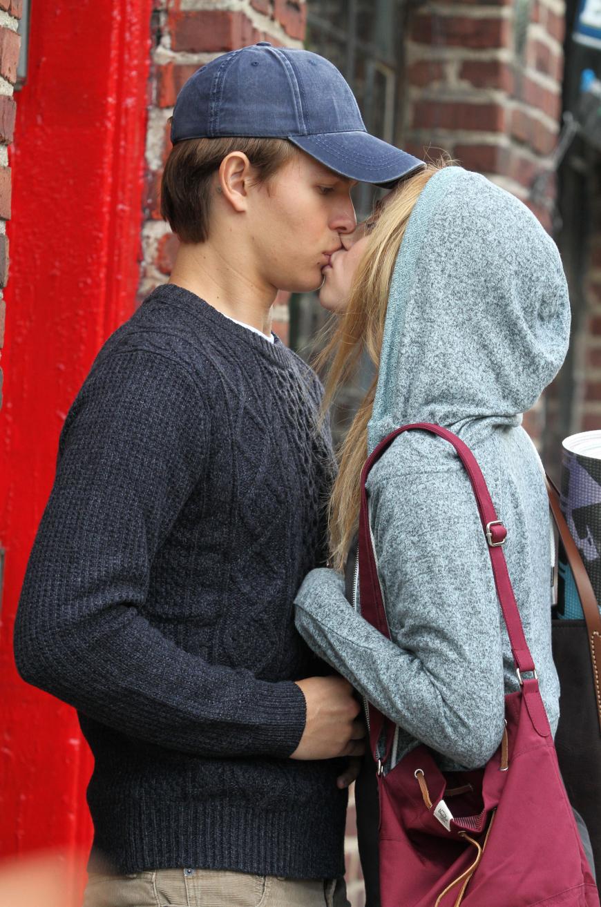 Ansel Elgort tauscht mit dieser jungen Dame Lippenbekenntnisse aus. Nanu, dabei handelt es sich nicht um seine Freundin, doch die muss sich keine Sorgen machen - Ansel steht für seinen neuen Film