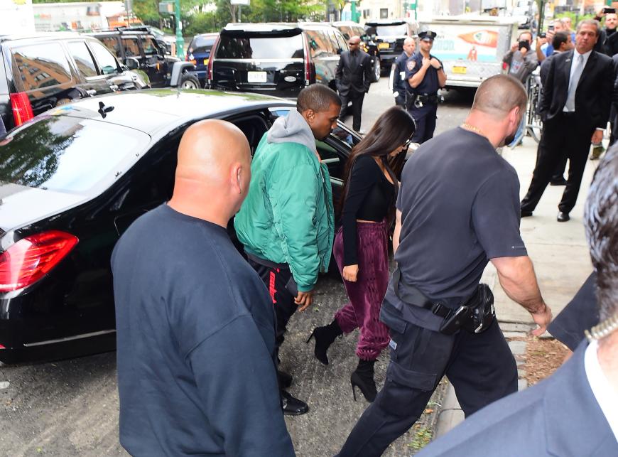 Kim Kardashian und Kanye West sind nach dem Überfall auf den Weg in ihr New Yorker Apartment.