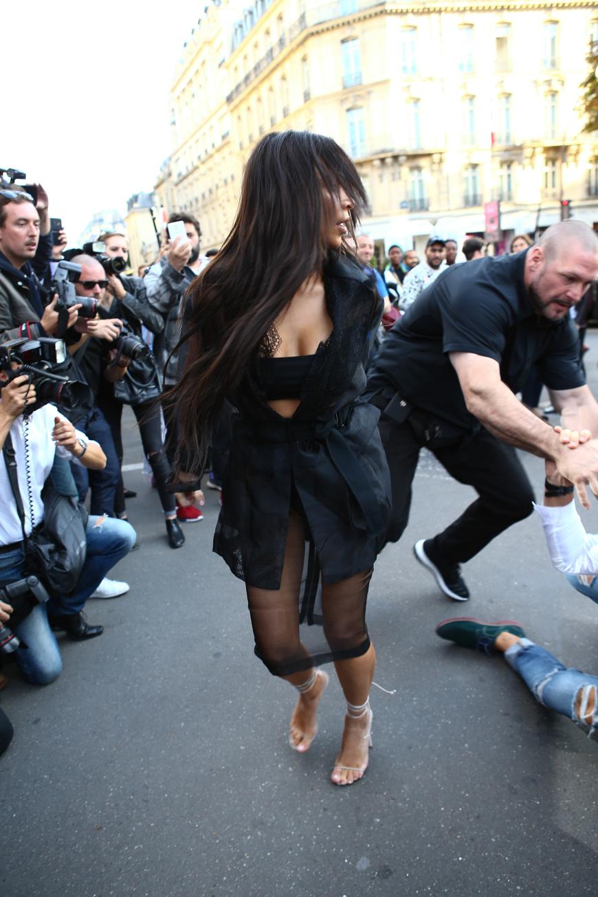 GENAU VOR EINEM JAHR wurde Kim Kardashian schon einmal Opfer des Promi-Befummlers Vitalii Sediuk. Ebenfalls bei der Paris Fashion Week ging er ihr an den Allerwertesten. Auch beim letzten Mal konnte ein Bodyguard den Ukrainer stoppen.