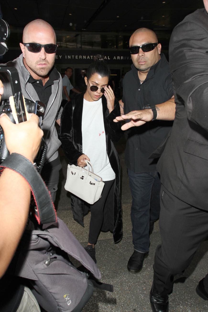 Kims Schwester Kourtney, die sich ebenfalls in Paris aufhielt, ist inzwischen wieder in Los Angeles angekommen.