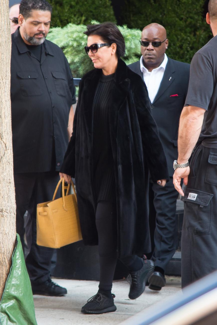 Auch Kims Mutter Kris Jenner wurde vor dem New Yorker Apartment gesichtet.