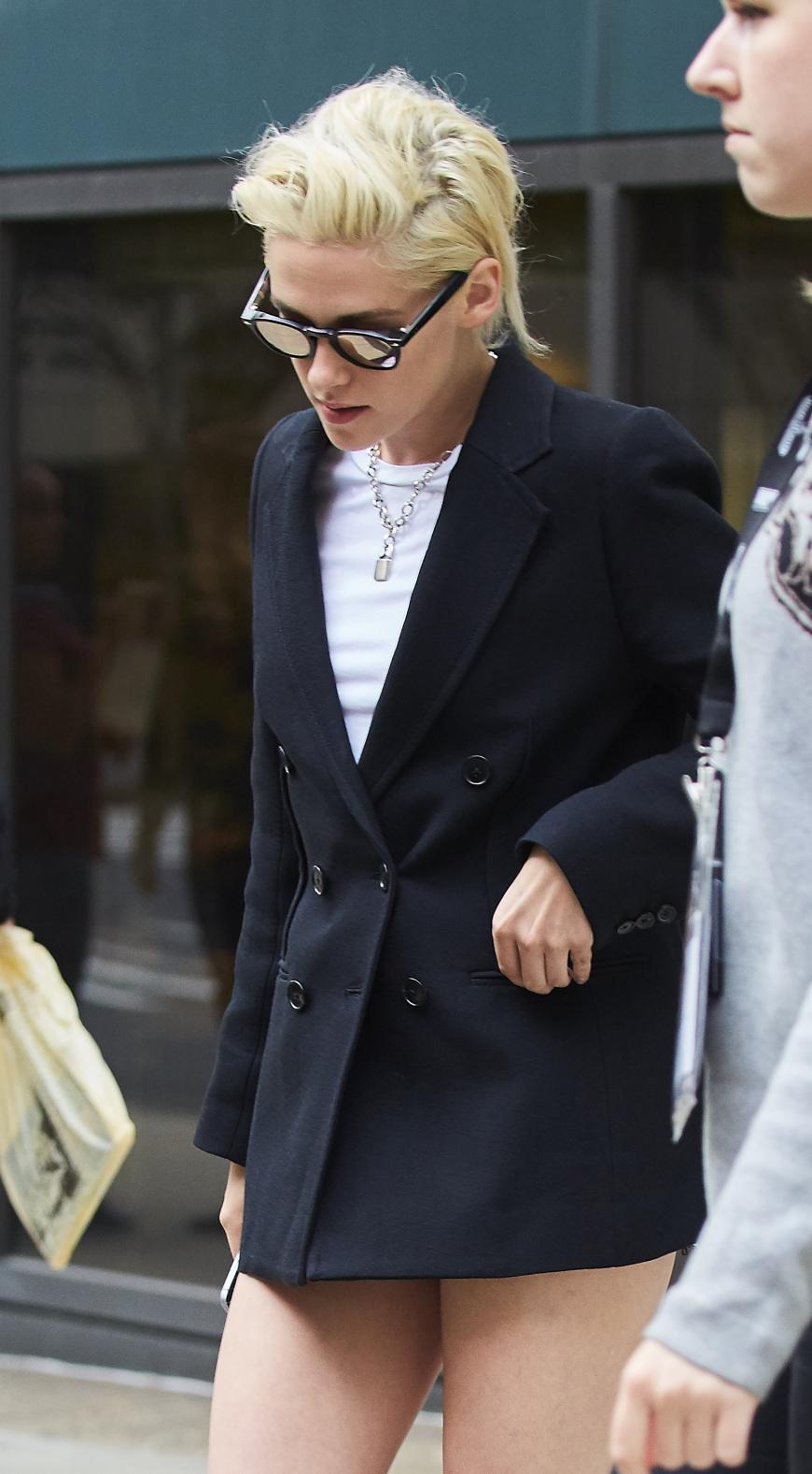 Das Jeanshöschen ist unter dem Blazer kaum zu erkennen.